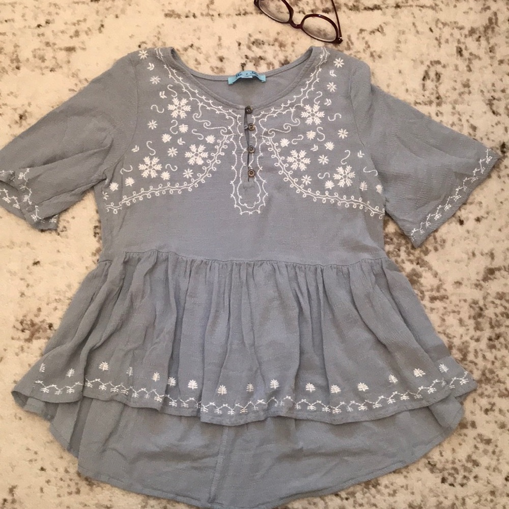 🌼 she & sky 🌼 blue/gray embroidered peplum top